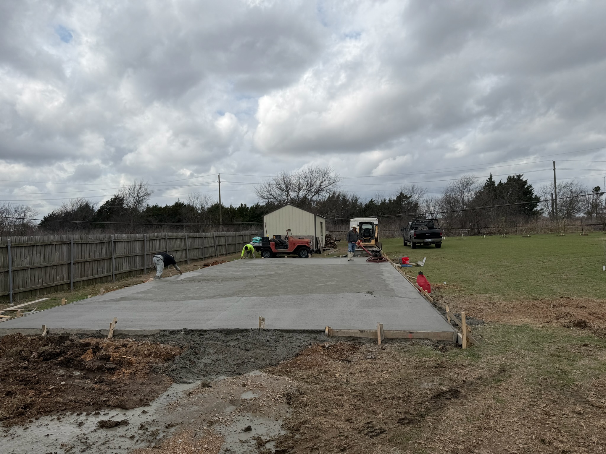 Concrete crew edging and cleaning up around a new slab in Hewitt near Waco
